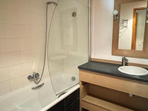 une salle de bain avec douche et lavabo dans l'établissement Résidence Le Centaure - 2 Pièces pour 6 Personnes 621, à Aime La Plagne