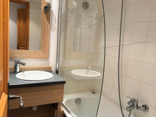 une salle de bain avec un lavabo et une douche dans l'établissement Résidence Le Centaure - 3 Pièces pour 6 Personnes 631, à Aime La Plagne