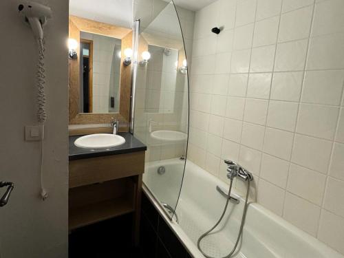 une salle de bain avec une baignoire, un lavabo et une douche dans l'établissement Résidence Le Centaure - 3 Pièces pour 6 Personnes 671, à Aime La Plagne