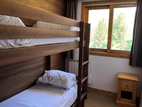 deux lits superposés dans une chambre avec fenêtre dans l'établissement Résidence Le Centaure - 3 Pièces pour 6 Personnes 651, à Aime La Plagne