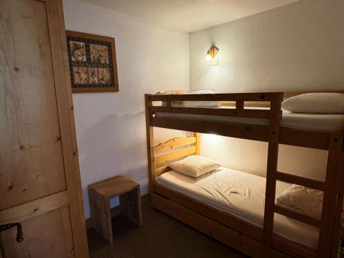 une chambre avec deux lits superposés et une lampe dans l'établissement Résidence Le Centaure - 3 Pièces pour 6 Personnes 661, à Aime La Plagne