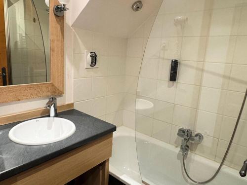 une salle de bain avec un lavabo et une douche dans l'établissement Résidence Le Centaure - 2 Pièces pour 4 Personnes 701, à Aime La Plagne