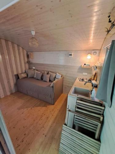 - un salon avec un canapé et un lavabo dans l'établissement Magnifique roulotte en plein nature, à Saint-Jean-de-Boiseau