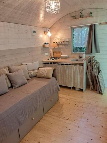 une chambre avec un lit, un bureau et un lavabo dans l'établissement Magnifique roulotte en plein nature, à Saint-Jean-de-Boiseau