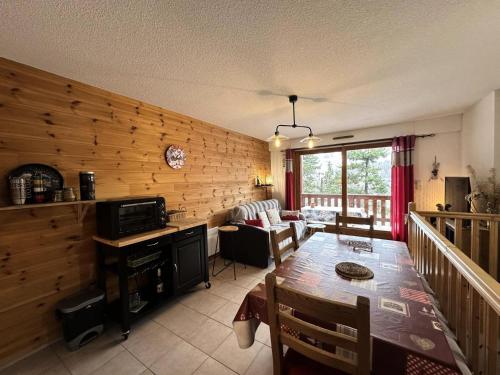 une cuisine et une salle à manger avec une table dans une pièce dans l'établissement Résidence La Chanalette - LA CHANALETTE MAE-4521, à Vars