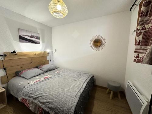 une chambre avec un lit et un miroir au mur dans l'établissement Résidence La Chanalette - LA CHANALETTE MAE-4521, à Vars