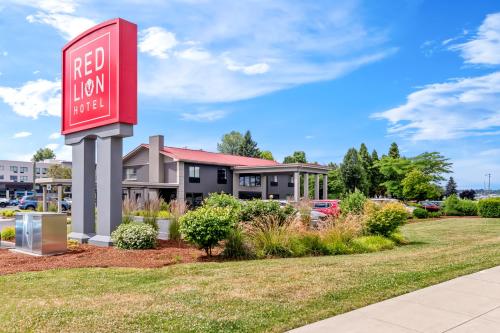 a red lion hotel sign in front of a building at Red Lion Hotel Portland Airport in Portland