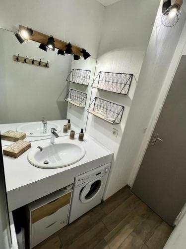 une salle de bain avec un lavabo et une machine à laver dans l'établissement Résidence Le Pastourlet - RESIDENCE LE PASTOURLET-Classé 3 MAE-4531, à Vars