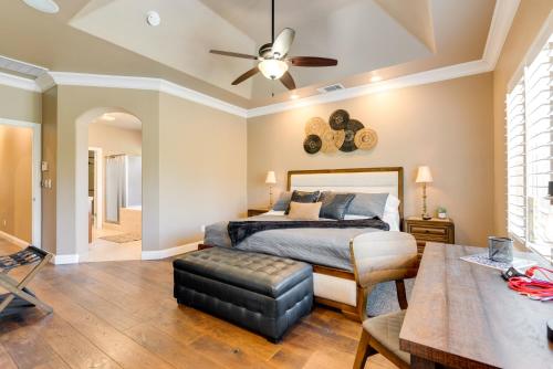 Katil atau katil-katil dalam bilik di Clovis Retreat with Patio and Yard about 3 Mi to Old Town!