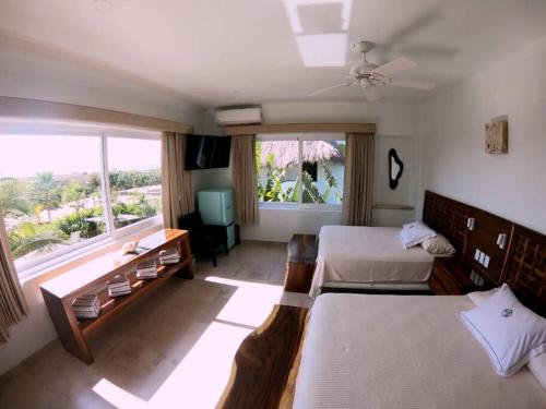 a hotel room with two beds and a window at Casa Pal'mar 17 personas in Bajos de Chila