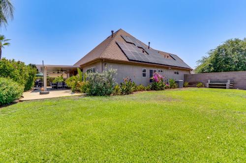 Taman di luar Clovis Retreat with Patio and Yard about 3 Mi to Old Town!