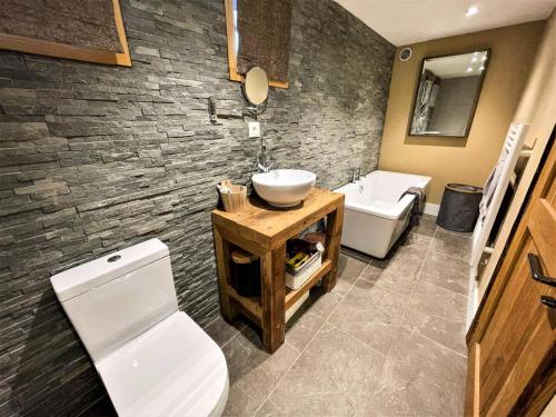 Photo de la galerie de l'établissement Résidence Stone Shed - Chalet Stone Shed MAE-3981, à Saint-Marcel