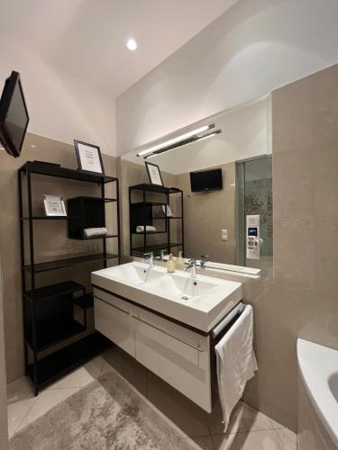 Luxury CityApartment 5