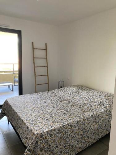 une chambre avec un lit dans une pièce dans l'établissement Appartement résidence Bel Orizonte Propriano, à Propriano