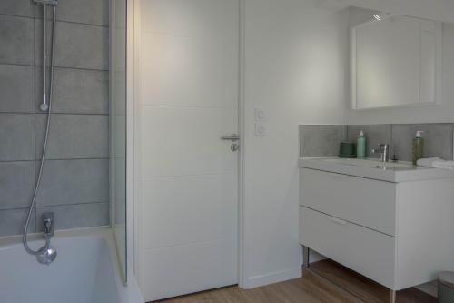 Ένα μπάνιο στο ORLEANS - Maison de ville haut de gamme au calme - 4 chambres avec garage - proche de toutes les commodités - LA MAISON D'A COTE