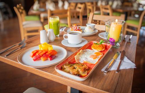 una mesa con desayuno de huevos y fruta en Hotel Casa de los Fundadores, en Villa de Leyva