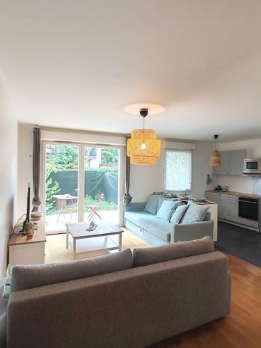 un salon avec un canapé et une table dans l'établissement Le Vitriot - Grand studio tout confort dans résidence récente - Aux portes de Paris, à Vitry-sur-Seine