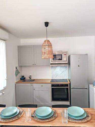 une cuisine avec des plaques bleues sur une table en bois dans l'établissement Le Vitriot - Grand studio tout confort dans résidence récente - Aux portes de Paris, à Vitry-sur-Seine