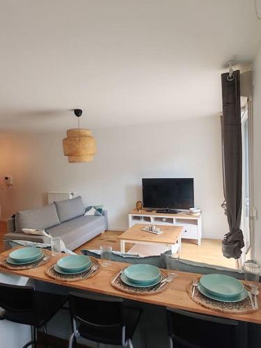 d'un salon avec une table et des plaques de cuisson. dans l'établissement Le Vitriot - Grand studio tout confort dans résidence récente - Aux portes de Paris, à Vitry-sur-Seine