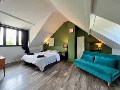 une chambre avec un lit et un canapé bleu dans l'établissement Maison Jack Disney à 12 minutes, à Chanteloup-en-Brie