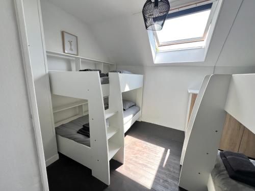 une chambre avec deux lits superposés et une fenêtre dans l'établissement Maison Jack Disney à 12 minutes, à Chanteloup-en-Brie