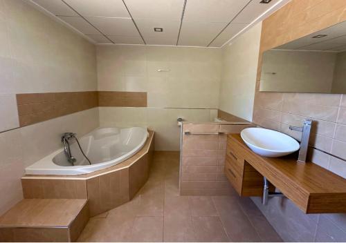 a bathroom with a tub and a sink and a bath tub at Villa Bonavista Exclusiva Villa Privada en Elche in Vallongas