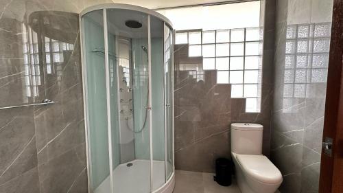 a bathroom with a shower and a toilet at Suite Chachani in Arequipa