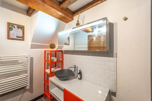 une salle de bain avec un lavabo et un miroir dans l'établissement Strike & Chill - Duplex - Au Cœur de Dijon, à Dijon