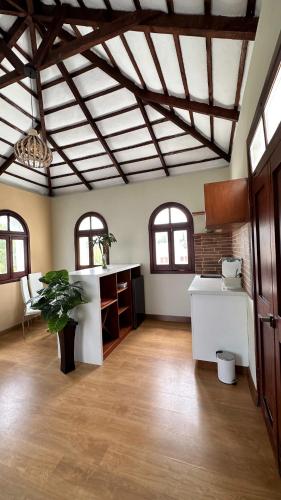 a large room with two windows and a large kitchen at Suite Chachani in Arequipa
