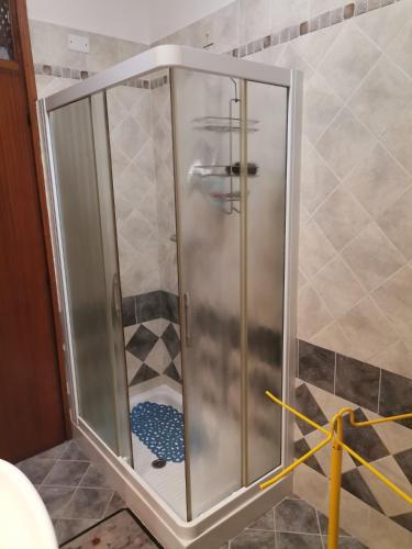 a shower with a glass door in a bathroom at Camera in appartamento in Pordenone