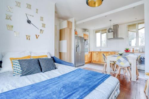 une chambre avec un lit et une cuisine avec une table dans l'établissement Superbe T3 très proche Gare Sartrouville, à Sartrouville