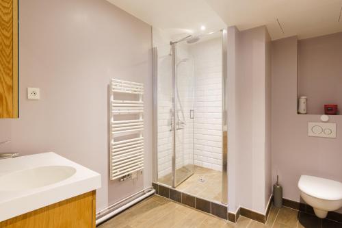 une salle de bain avec une douche, un lavabo et des toilettes dans l'établissement Bright and Airy 1BD Apartment Quartier de la Gare, à Paris