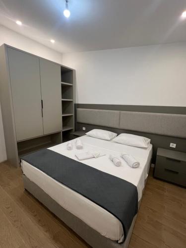 une chambre avec un grand lit avec des oreillers blancs dans l'établissement Sunny apartments, à Ulcinj