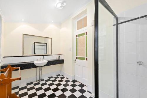 a bathroom with a sink and a mirror at The Glen Iris 1913 in Toowoomba