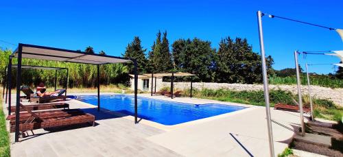 Bazén v ubytování Chambre cosy avec terrasse sur la colline boisée, parking privé, jardin, calme, climatisation, 10 mn pont du Gard num7 nebo v jeho okolí