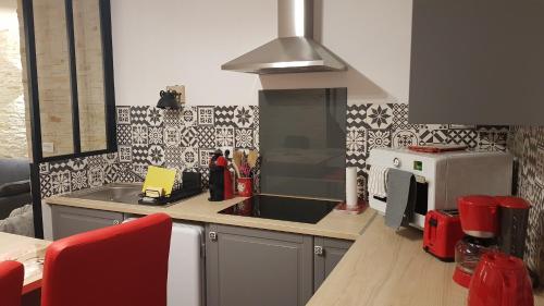 a kitchen with a sink and a microwave at Le Sapin in Chabottes