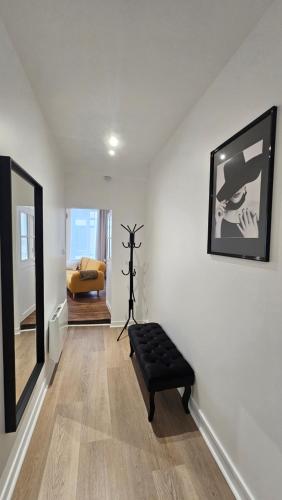 une chambre blanche avec un appareil photo dans l'établissement L'Urbain IV - Hypercentre Troyes, place mairie, à Troyes