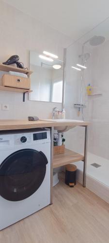- un lave-linge dans la cuisine avec un comptoir dans l'établissement Appartement avec parking prive et piscine commune, à Château-dʼOlonne