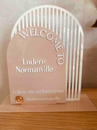 a sign that says welcome to lighter normanmite at Ludere Normanville in Normanville