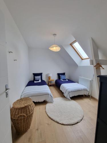 - une chambre mansardée avec 2 lits et une fenêtre dans l'établissement PHARE DE LUMIÈRE DE ST-LUNAIRE spacieux, à 5 min de la plage, à Saint-Lunaire