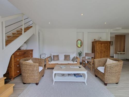 Zona de estar de PHARE DE LUMIÈRE DE ST-LUNAIRE spacieux, à 5 min de la plage