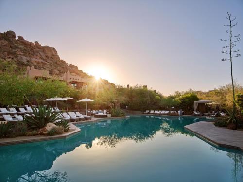 Piscina de la sau aproape de Four Seasons Resort Scottsdale at Troon North