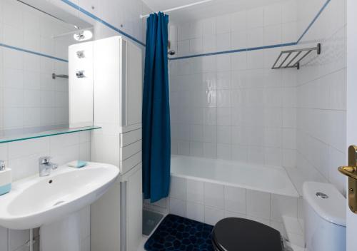 une salle de bain avec un lavabo, des toilettes et une douche dans l'établissement Appartement cosy - Tonkin, parc Tête d'or, à Villeurbanne