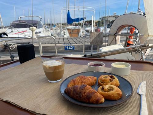 une assiette de pâtisseries sur une table avec un verre de bière dans l'établissement Yacht Studio Galarne, à Saint-Raphaël