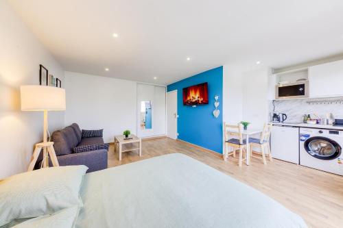 un salon avec un lit et une cuisine dans l'établissement Appartement Entier Proche la Défense & Paris & Hôpital de Colombes - Parking privé, à Colombes