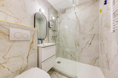 une salle de bain avec des toilettes blanches et un miroir dans l'établissement Appartement Entier Proche la Défense & Paris & Hôpital de Colombes - Parking privé, à Colombes