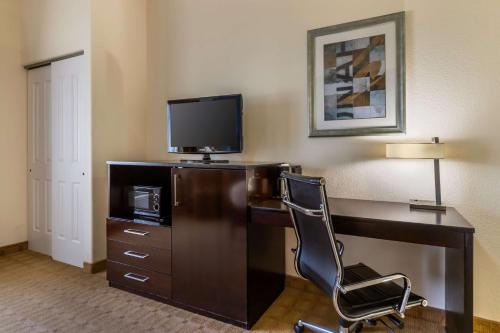 TV a/nebo společenská místnost v ubytování Best Western Plus Lytle Inn and Suites