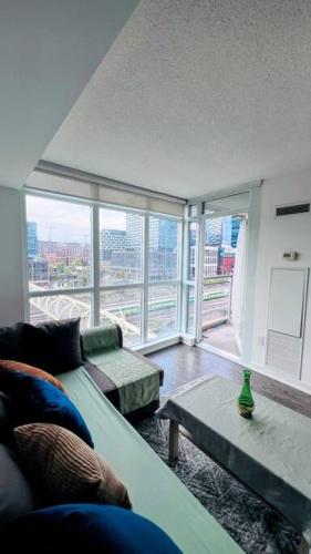 Posezení v ubytování Downtown Toronto Condo, Free indoor parking with amazing view