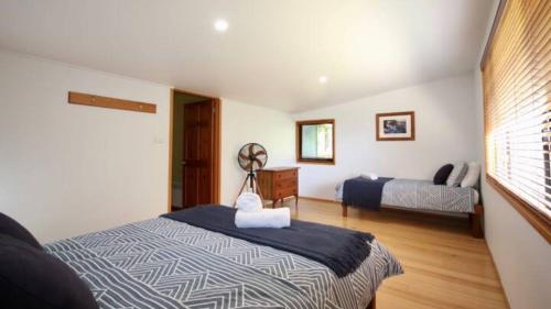 Cama o camas de una habitación en Waterfront Hideway - Sanctuary Point - The Ultimate Spot to Relax