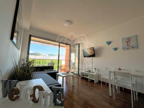 ein Wohnzimmer mit Sofa und Tisch in der Unterkunft Casa de Tres in Oliva